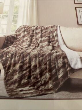 Reversible Faux Fur Alder Bark Sherpa Throw Blanket in Brown and White